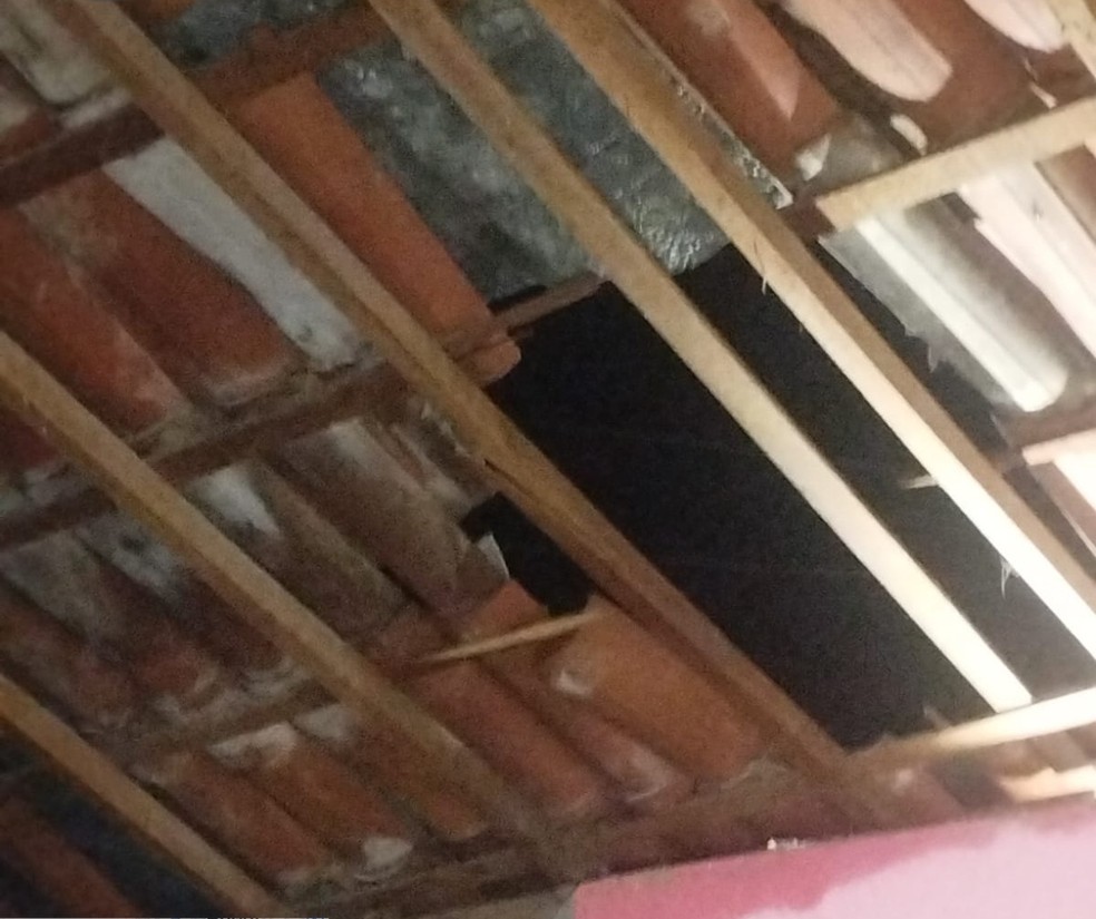 Buraco aberto após queda de pedaços de telhado sobre casa no interior do RN — Foto: Cedida