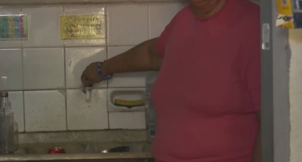 Moradores denunciam falta de água há sete dias no bairro Treze de Maio, em João Pessoa — Foto: Reprodução/TV Cabo Branco