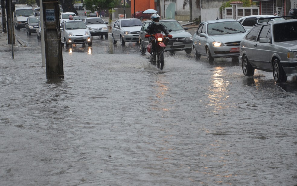 Ruas alagadas na Paraíba após chuvas — Foto: Walter Paparazzo/G1