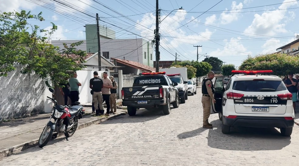 Homem foi encontrado morto dentro de casa, no bairro Valentina de Figueiredo, em João Pessoa — Foto: Reprodução/TV Cabo Branco