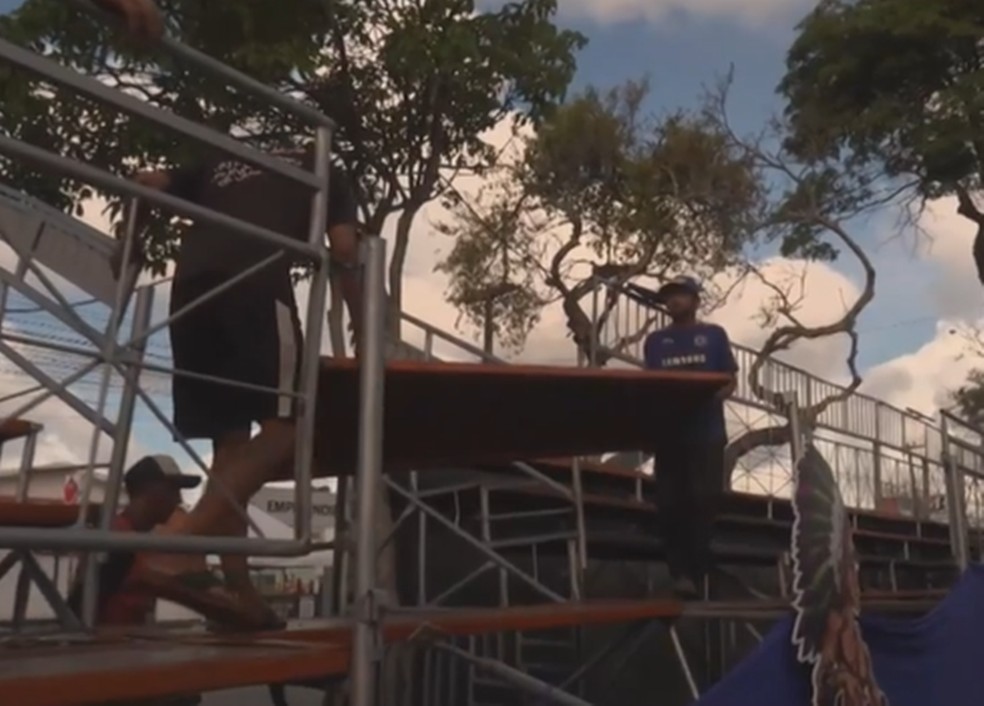 Reparo em arquibancada do Carnaval Tradição é concluído após suspensão de desfiles — Foto: TV Cabo Branco