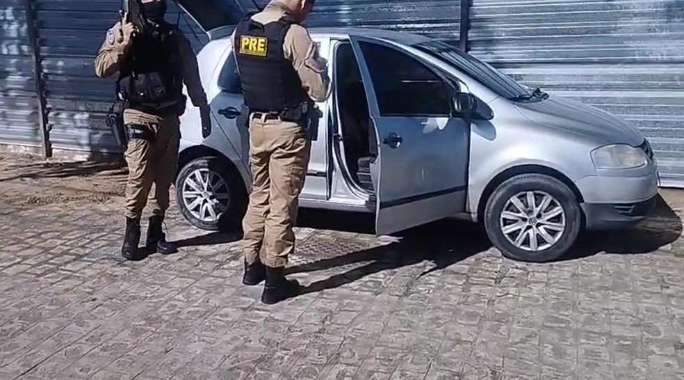 Polícia encontra carro usado em assalto a supermercado em João Pessoa horas após o crime — Foto: Reprodução / Polícia Militar
