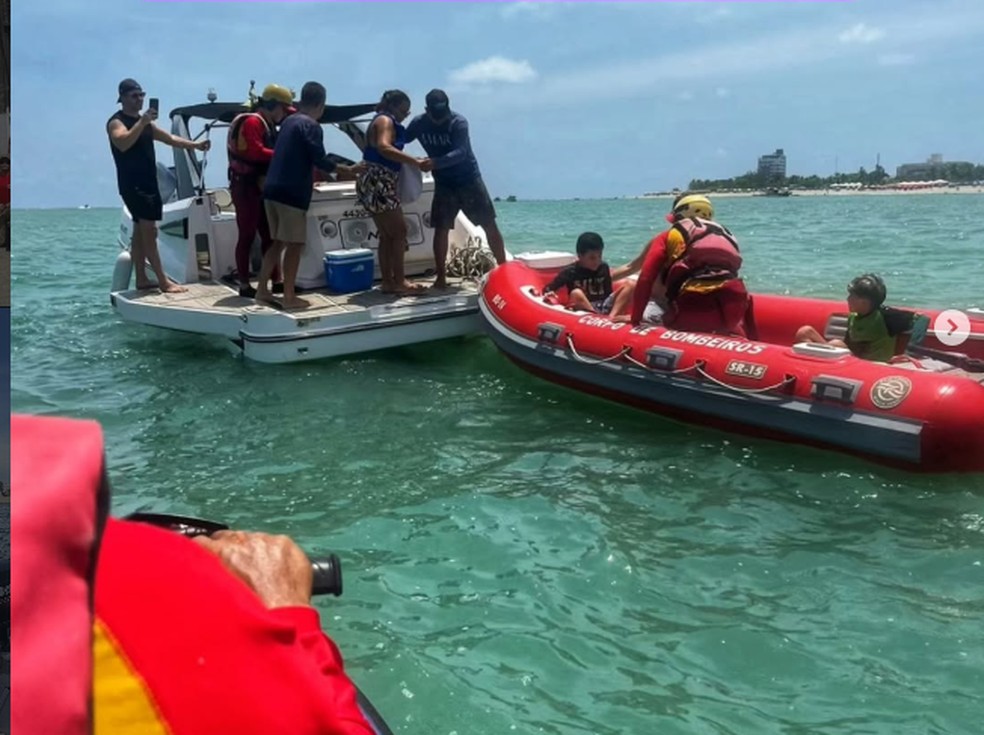 Bombeiros resgatam tripulantes em Cabedelo — Foto: Reprodução/Instagram (@cbmpb.1cibm)