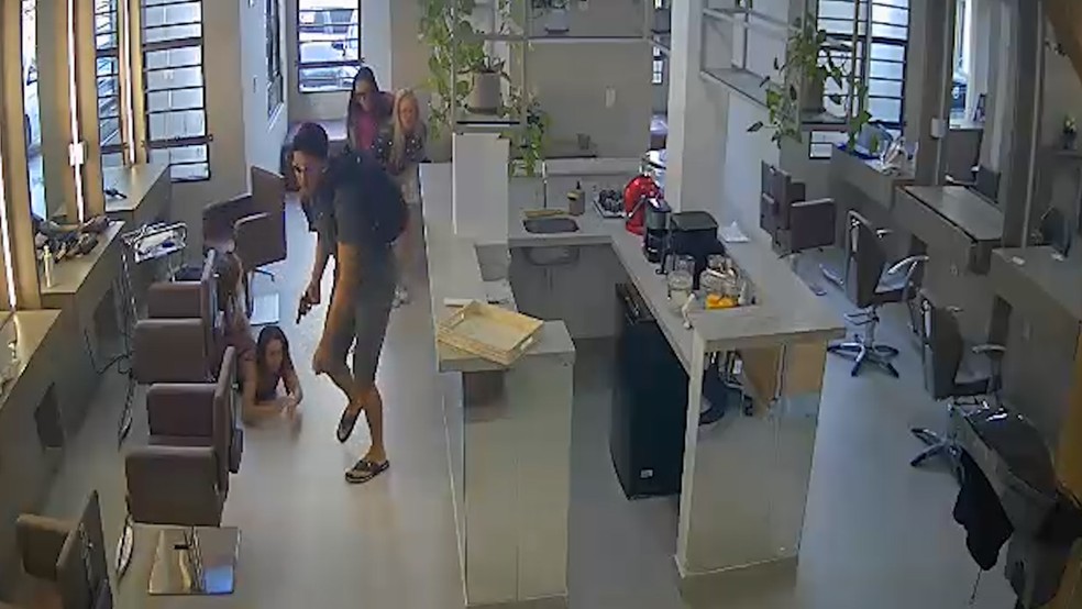Homem é flagrado assaltando salão de beleza na orla de João Pessoa — Foto: Divulgação
