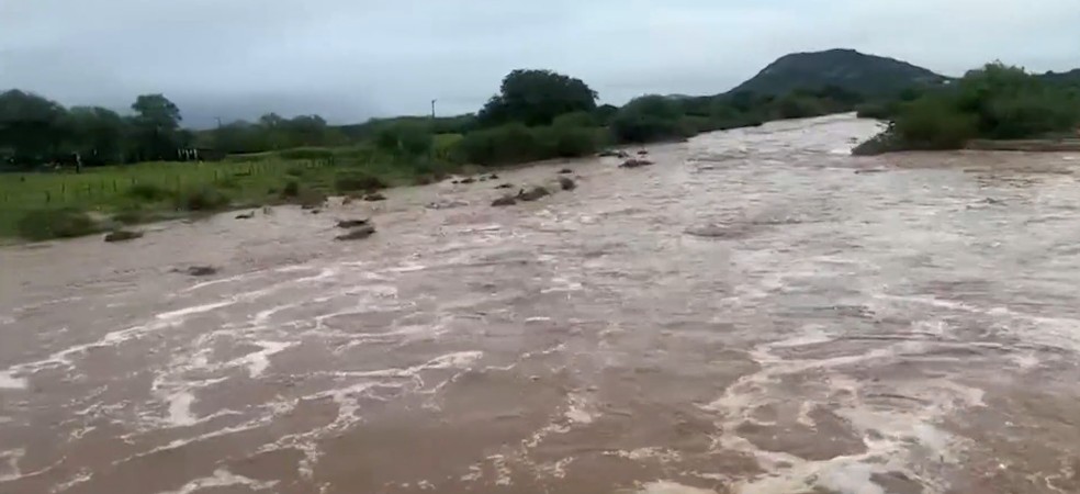 Barragem da Farinha, no Sertão da PB, sai de 2% para mais de 57% de volume de água em dois dias — Foto: Reprodução/TV Cabo Branco