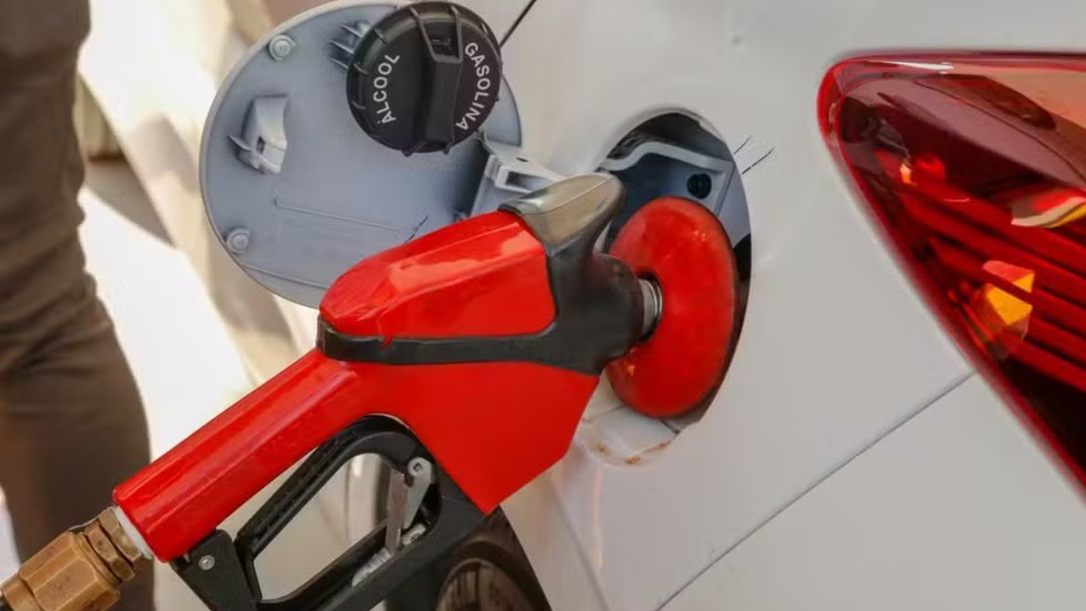 Carro sendo abastecido em posto de gasolina — Foto: Divulgação