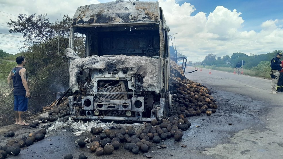 Caminhão foi destruído por incêndio na BR-304 em Macaíba, na Grande Natal — Foto: Thiago César/Inter TV Cabugi