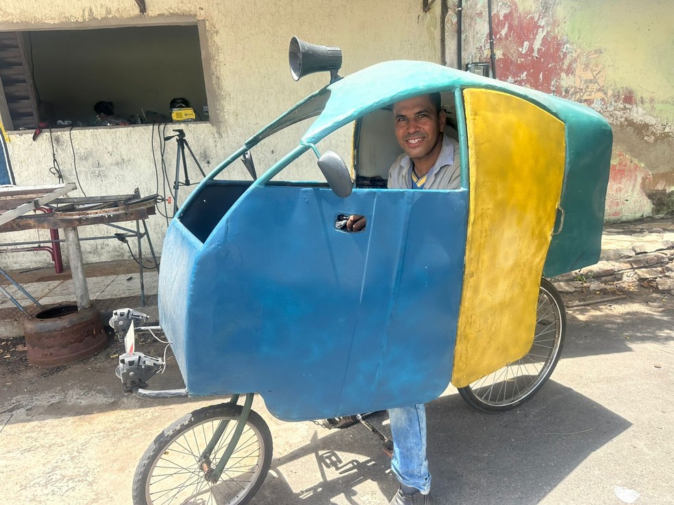 Morador de Mossoró mostra invento criado para proteger do sol e chuva — Foto: Iara Nóbrega/Inter TV Costa Branca