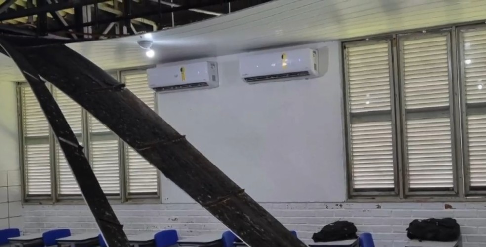Parte de teto caiu em cima de professor em escola estadual em Natal — Foto: Reprodução/Inter TV Cabugi