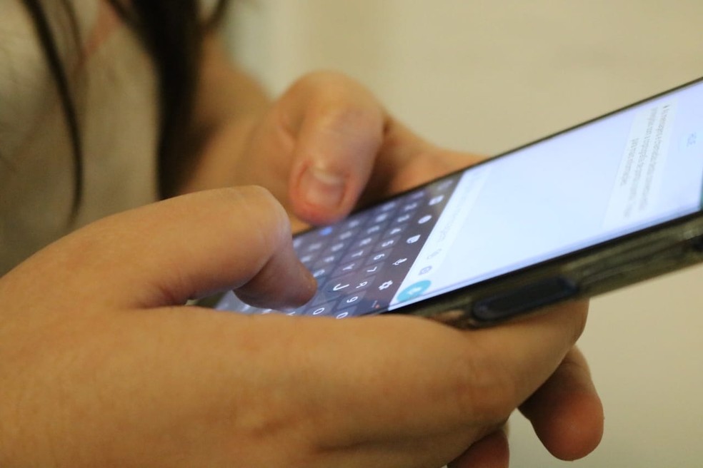 Pessoa digitando em celular — Foto: Lucas Marreiros/G1