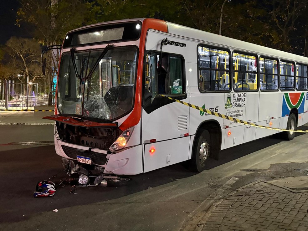 Jovem morre em grave acidente entre moto e ônibus, em Campina Grande — Foto: Lídice Pegado/TV Paraíba