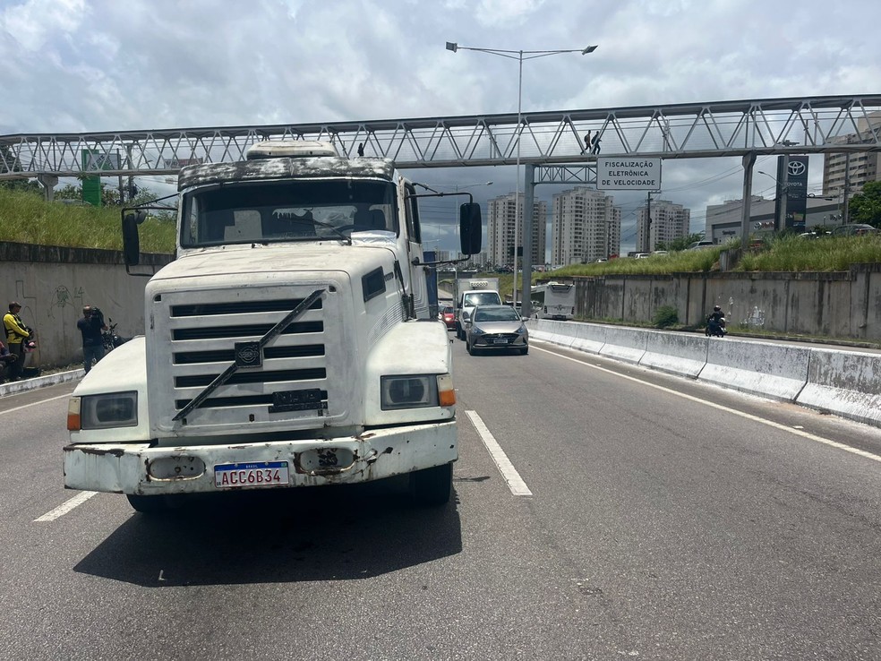 Motorista de aplicativo morre após bater moto em caminhão na BR-101 — Foto: Philipe Salvador/Inter TV Cabugi