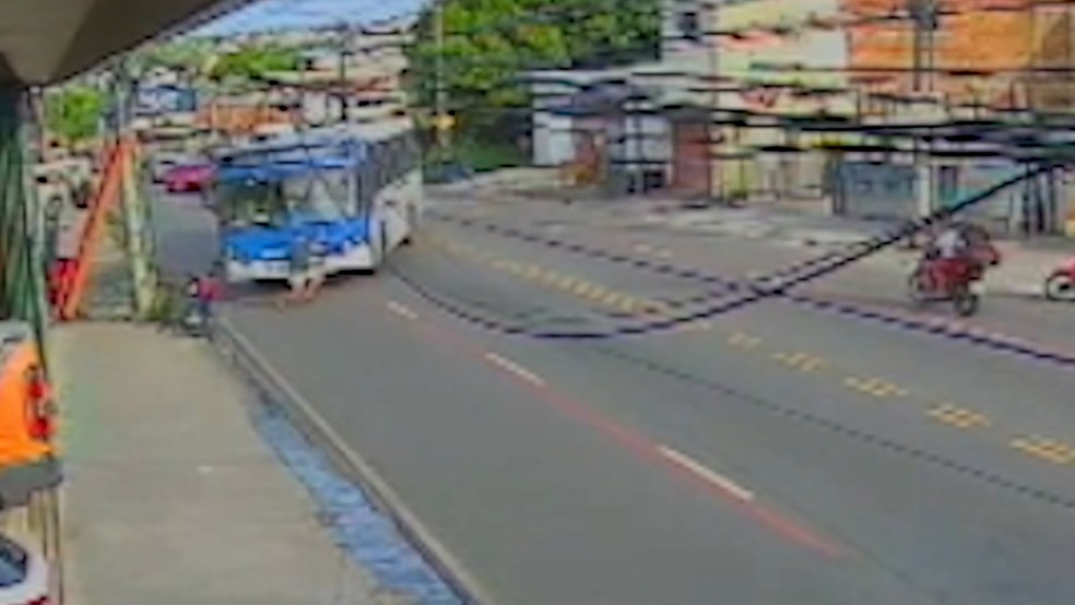 Momento em que motorista de ônibus atropela motociclista, no Cuiá, em João Pessoa — Foto: Reprodução/TV Cabo Branco