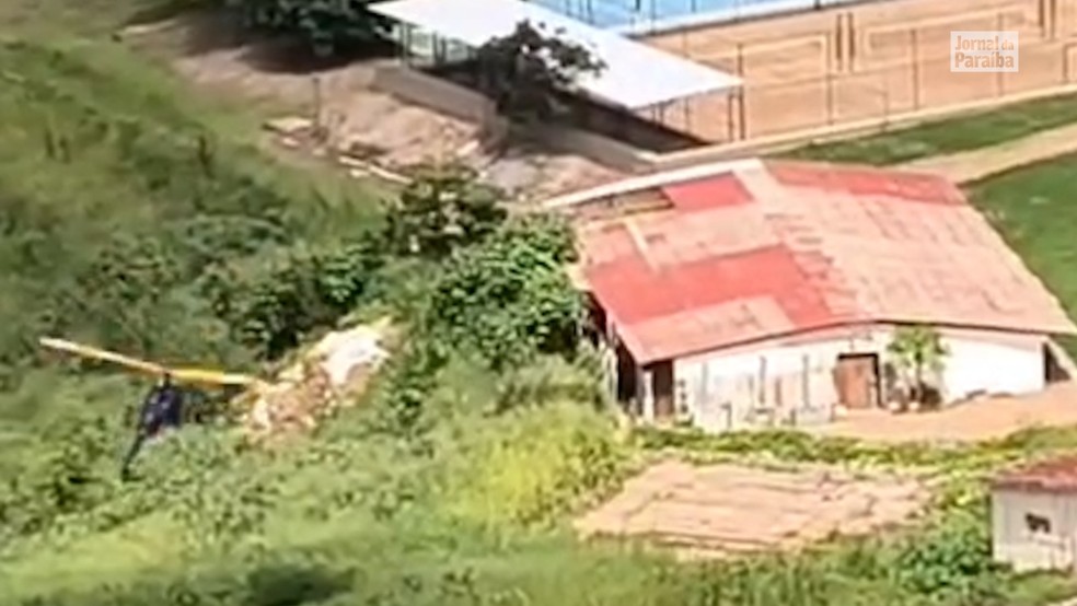 Momento da queda do helicóptero em Campina Grande — Foto: Reprodução