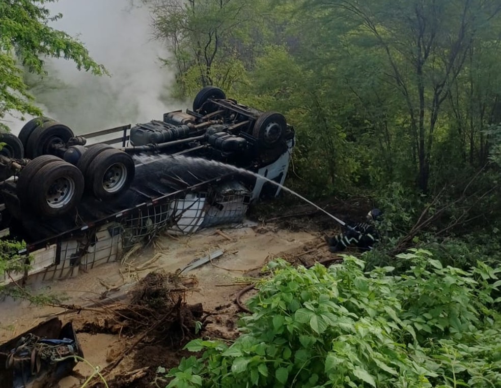 Caminhão saiu da pista e tombou às margens da BR-226 no interior do RN — Foto: PRF/Divulgação
