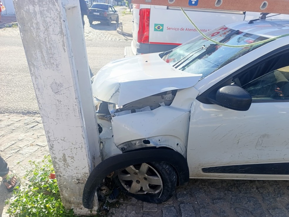 Carro batido em poste após atropelar idoso na Zona Norte de Natal — Foto: Cedida