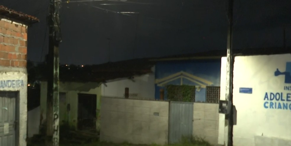 Casas são interditadas e moradores são retirados, em João Pessoa, após fortes chuvas — Foto: TV Cabo Branco