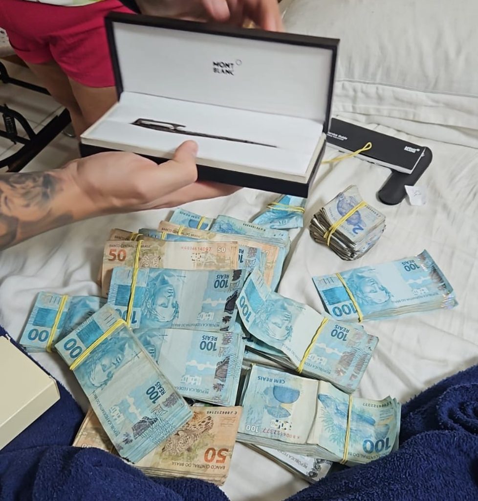 Dinheiro e outros objetos foram apreendidos durante operação da Polícia Federal em Cabedelo — Foto: Divulgação/Polícia Federal