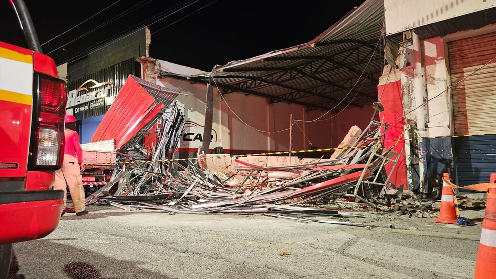 Homem morre após estrutura de loja de automóveis cair, em Campina Grande — Foto: Ademar Trigueiro/TV Paraíba