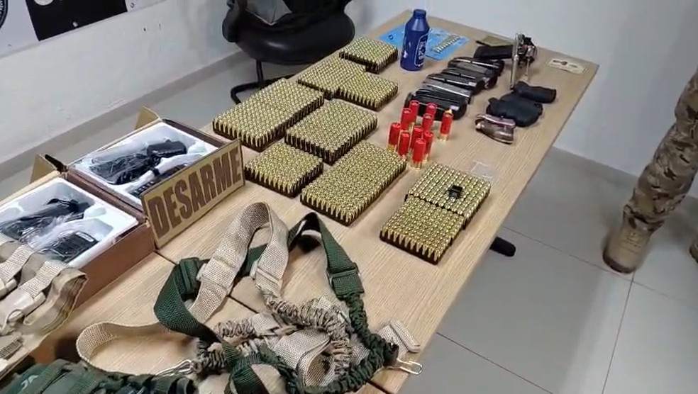 Seis pessoas são presas em operação da Polícia Civil contra o comércio ilegal de armas, na Paraíba — Foto: TV Cabo Branco