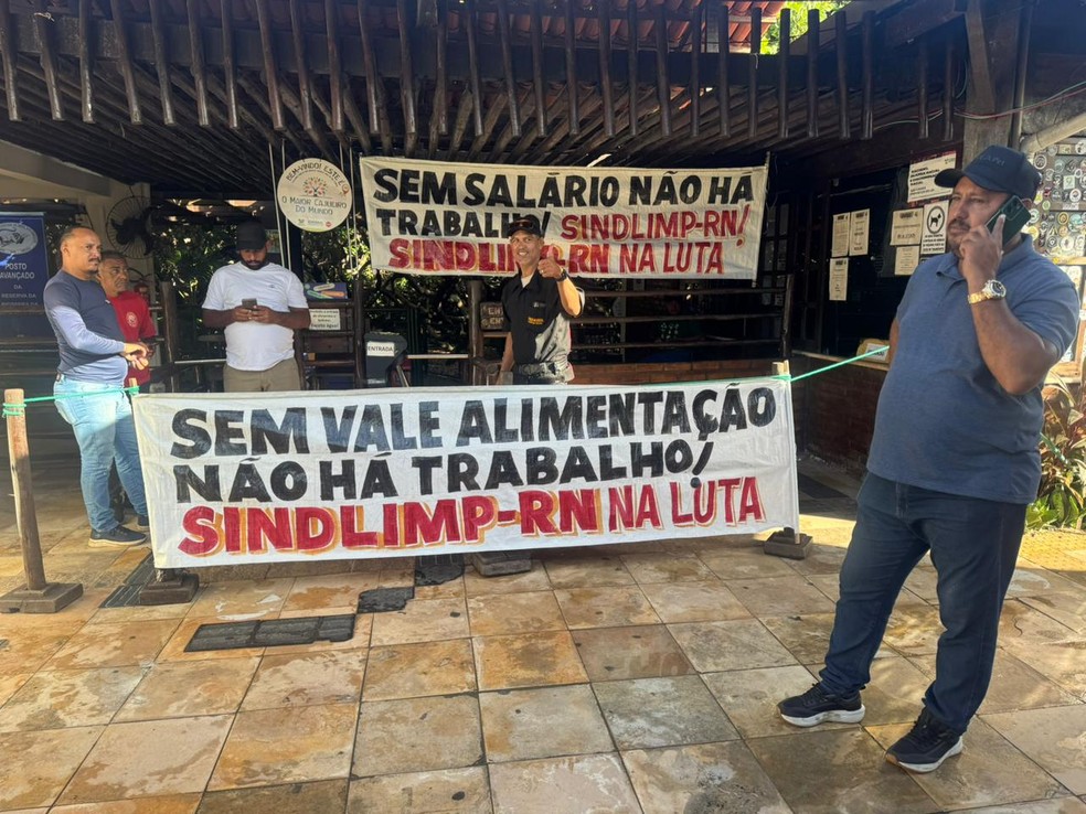 Teceirizados fecham o Cajueiro de Pirangi em protesto por atraso salarial — Foto: Sérgio Henrique Santos/Inter TV Cabugi