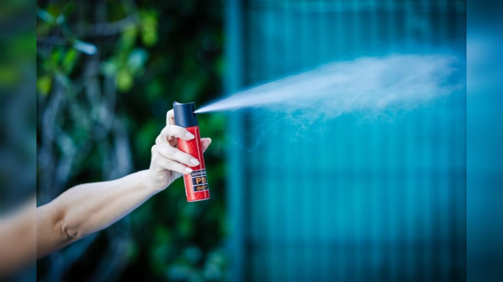 Mulher joga spray de pimenta — Foto: Bruno Collaço/Agência Alesc/Divulgação