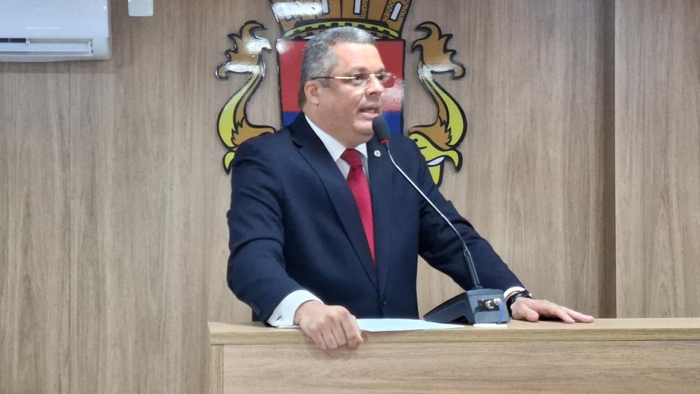 Edvaldo Neto, presidente da Câmara Municipal, toma posse como prefeito interino de Cabedelo — Foto: Plínio Almeida/TV Cabo Branco