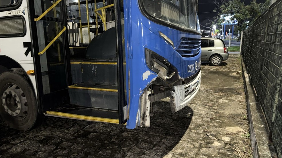 Frente do ônbius após a situação em Cuiá, em João Pessoa — Foto: Flávio Fernandes/TV Cabo Branco