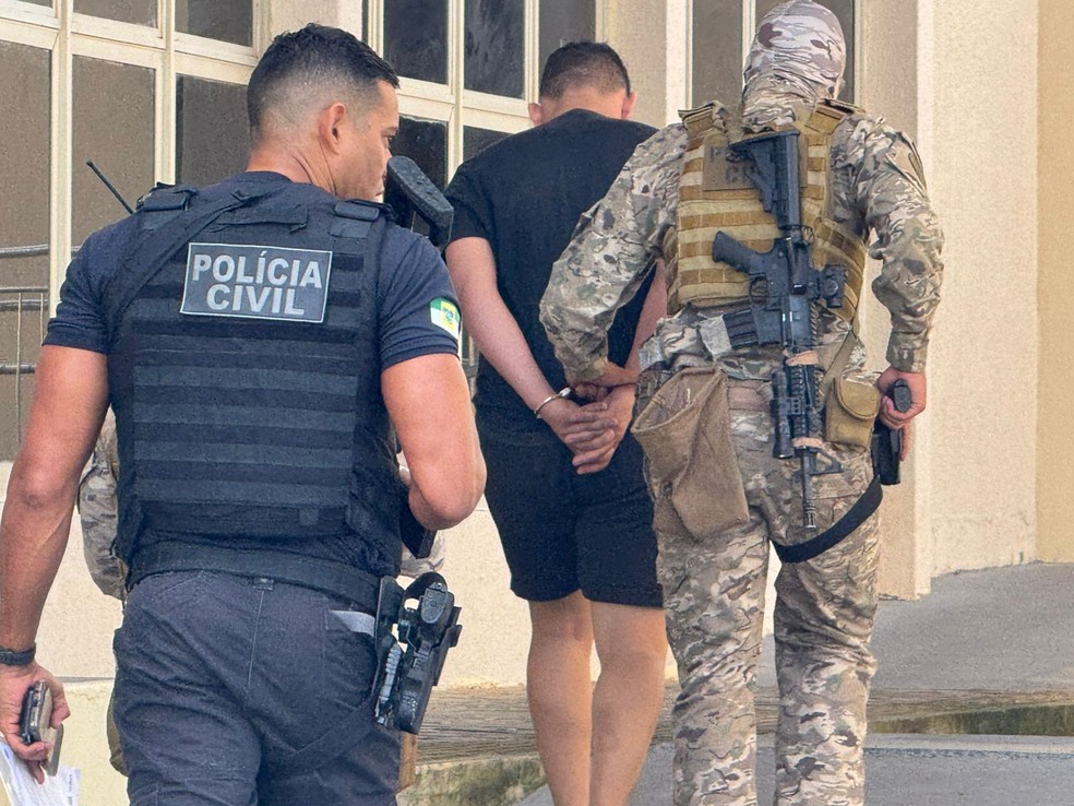 Homem é levado algemado para delegacia em Natal — Foto: Sérgio Henrique Santos/Inter TV Cabugi