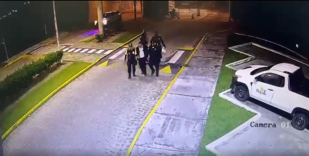 Frame do circuito de segurança do condomínio em Campina Grande — Foto: Foto: Reprodução TV Cabo Branco.