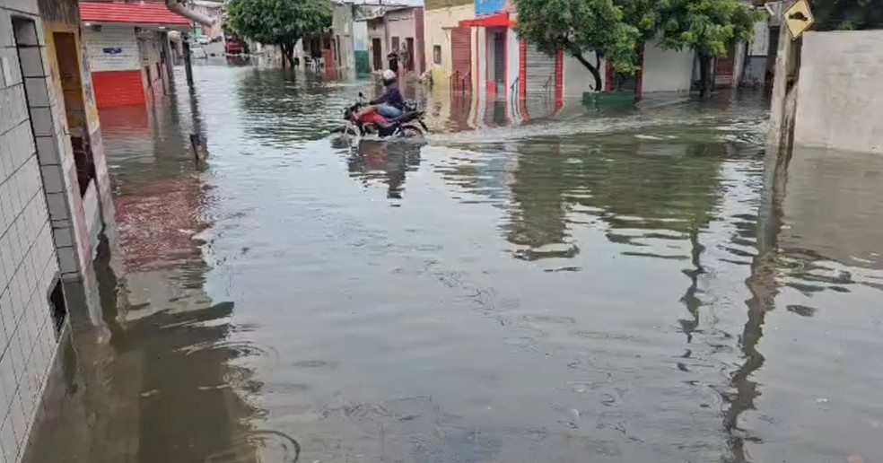 Rua Cauby Barroca, no bairro das Rocas, em Natal — Foto: Brunno Rocha/Inter TV Cabugi