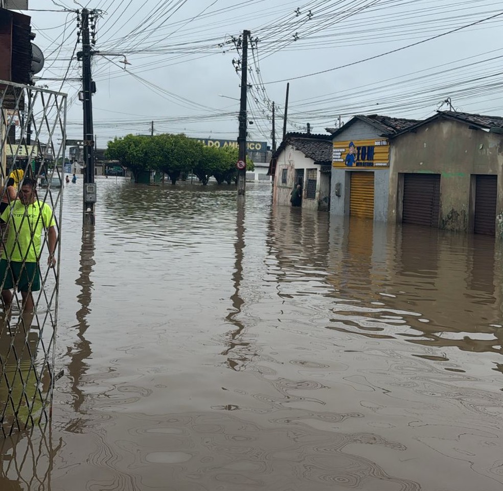 Santa Rita, na Grande João Pessoa, ficou alagada após chuvas — Foto: Karine Tenório/TV Cabo Branco