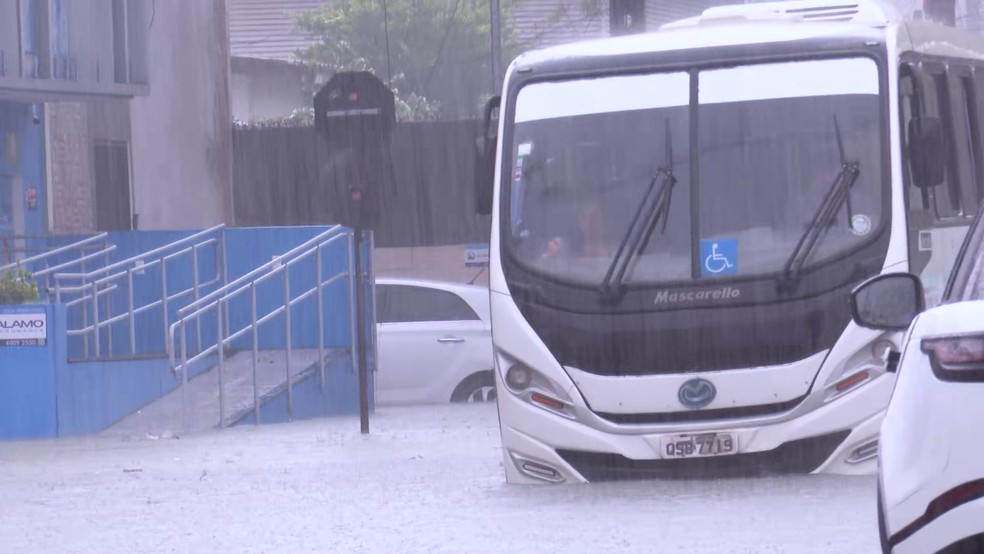 Transtornos provocados pelas chuvas em João Pessoa — Foto: Reprodução/TV Cabo Branco