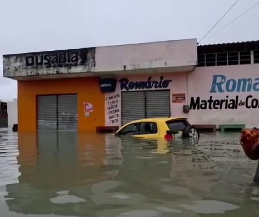 Chuvas em João Pessoa causam transtornos na região — Foto: Reprodução/TV Cabo Branco
