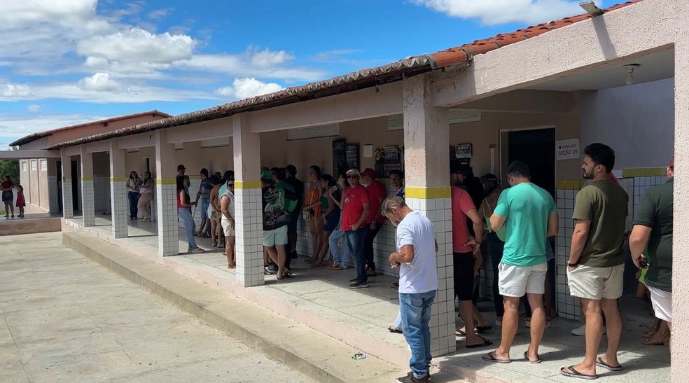 Eleitores em local de votação de Ouro Branco, RN — Foto: Cardoso Silva/Inter TV Costa Branca