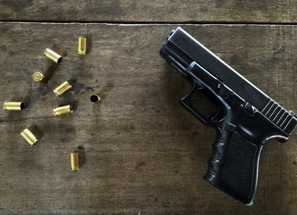 Arma de fogo — Foto: Foto: Reprodução Magnific (https://www.magnific.com/br/fotos-gratis/balas-vazias-e-uma-arma-na-mesa_19141089.htm#fromView=search&page=1&position=3&uuid=d279bdf0-ef13-4ce3-ab6c-981453a9b76c&query=arma+de+fogo)