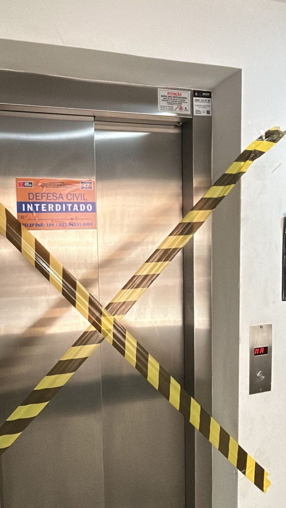 Elevadores de residencial vizinho ao condomínio de acidente que deixou mulher paraplégica são interditados em João Pessoa — Foto: Flávio Fernandes/TV Cabo Branco