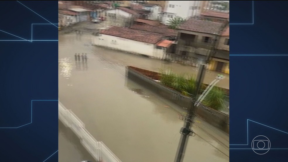 O governo da Paraíba decretou situação de emergência nas regiões mais afetadas pela chuva desta sexta-feira (1º ) — Foto: Reprodução/TV Globo