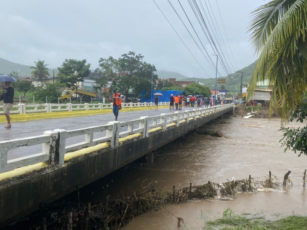 Ponte que corta o município de Ingá foi interditada — Foto: Artur Lira/TV Cabo Branco