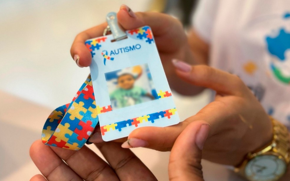 Ação vai oferecer confecção gratuita de crachás para identificação de pessoas com TEA — Foto: Divulgação