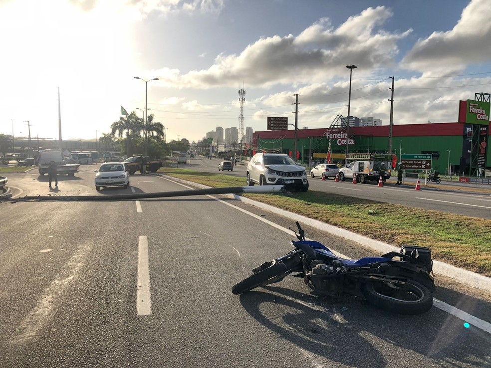 Moto atingida por poste no viaduto de Ponta Negra, na Zona Sul de Natal. — Foto: Vinícius Marinho/Inter TV Cabugi/ARQUIVO