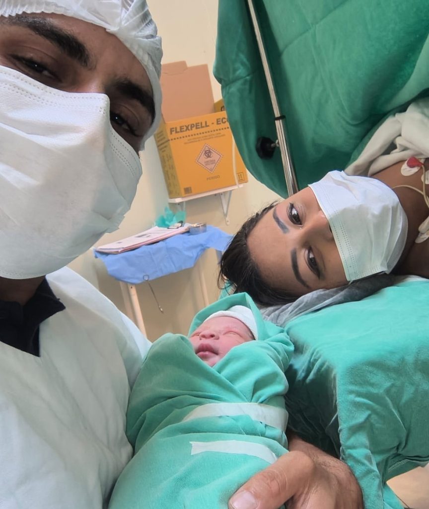 Mickael Abraão, filho de casal que se casou na enfermaria de um hospital, nasceu nesta quarta-feira (29) — Foto: Arquivo Pessoal/Jonas Abraão