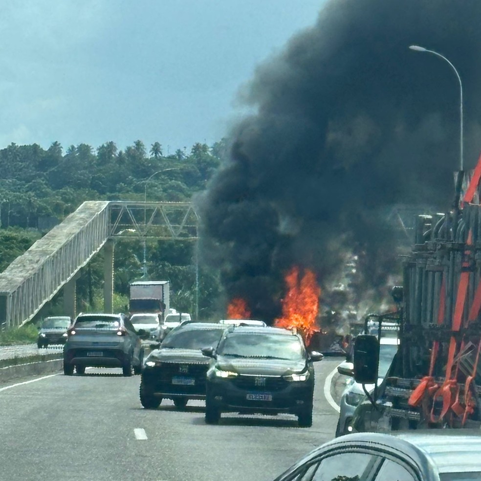 Moradores protestam e bloqueiam ruas em João Pessoa após morte de jovem em ação da PM — Foto: Divulgação/PRF-PB