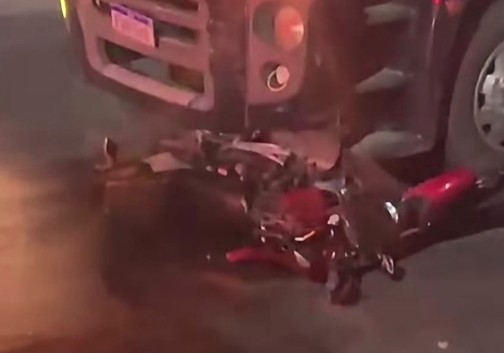 Batida entre moto e caminhão deixa motociclista morto, em Santa Luzia, na Paraíba — Foto: Reprodução