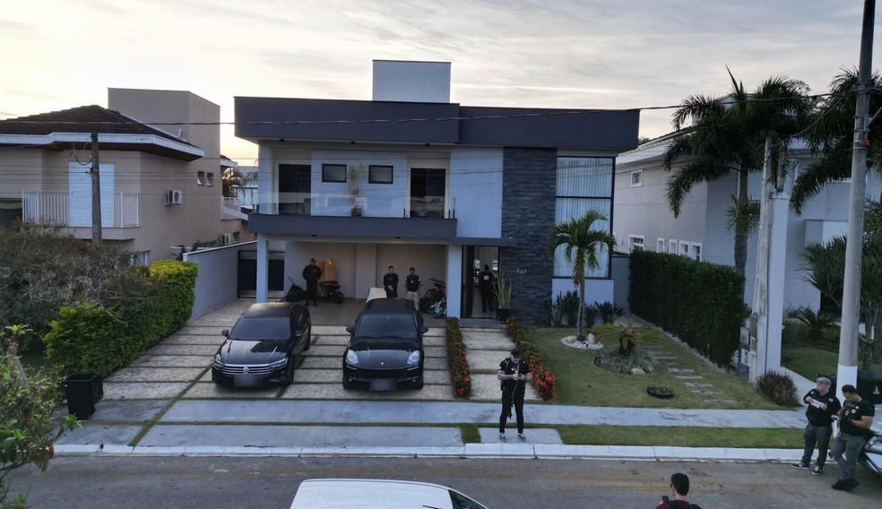 Casa em condomínio de alto padrão no interior de São Paulo foi alvo de operação que investiga fraudes veiculares — Foto: PCMG/Divulgação