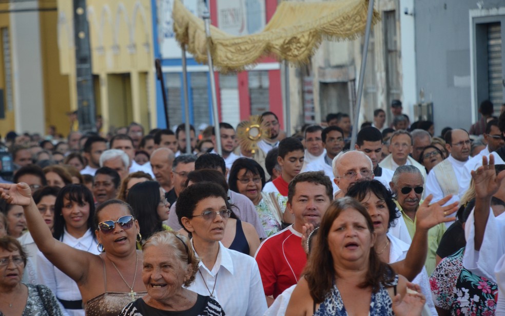 Fiéis caminharam em procissão pelo Centro de João Pessoa — Foto: Diogo Almeida/G1