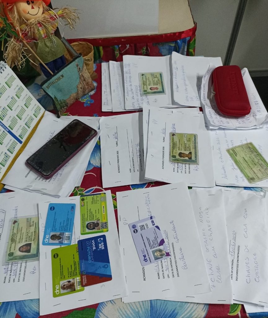 Objetos que estão no Achados e Perdidos do Parque do Povo — Foto: Divulgação/Codecom PMCG