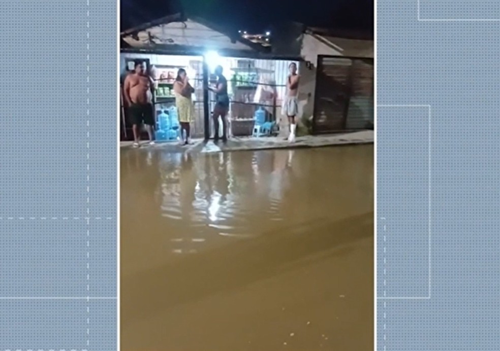 Ruas do bairro de Campina Grande ficaram alagadas — Foto: Reprodução/TV Paraíba