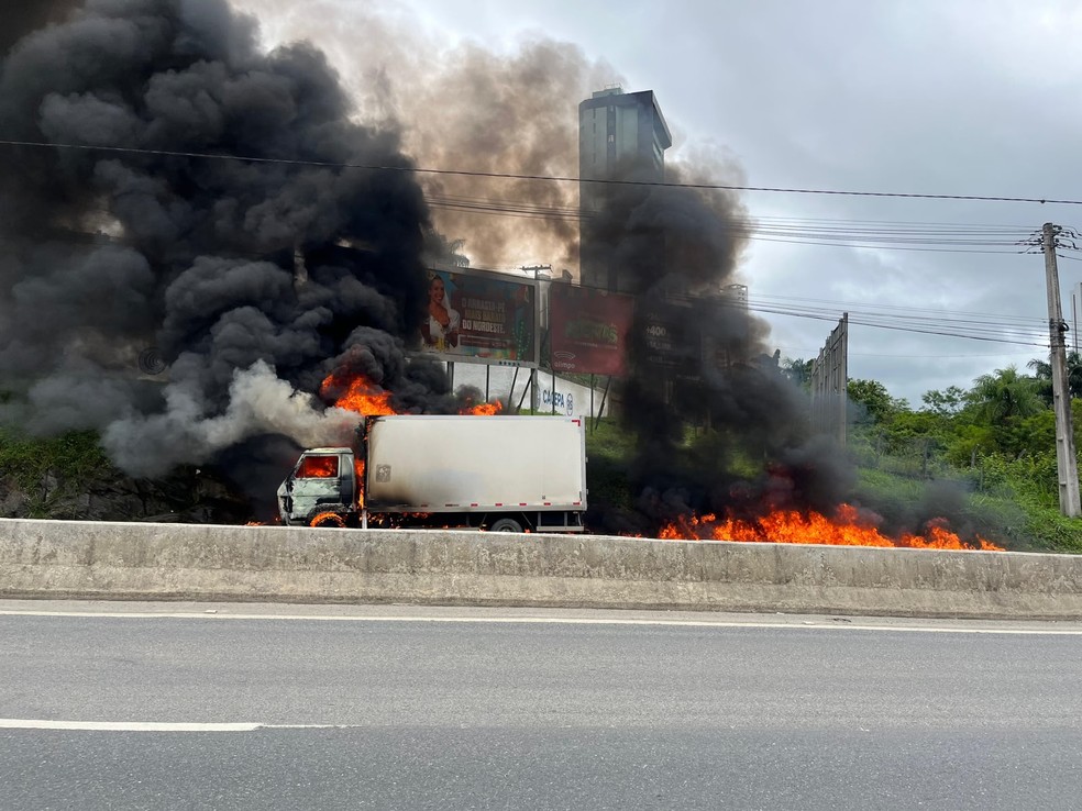 Caminhão pegou fogo na BR-230 — Foto: Reprodução/TV Paraíba