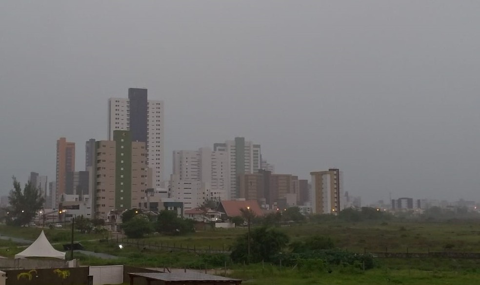 Dia de chuva em João Pessoa — Foto: Krys Carneiro/G1